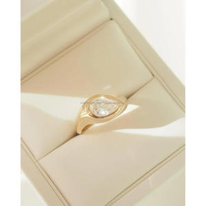 Elegante Anillo de Moissanita con Corte de Pera, Oro de 14K, Anillo de Compromiso y Boda para Mujer, Joyería Fina Clásica, Diseño Personalizado - Product Image 1