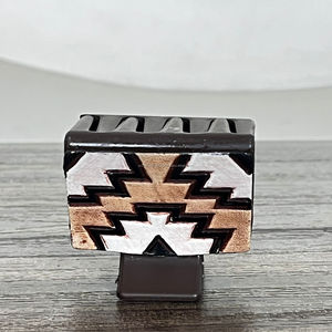 Pinza para el Cabello de Cuero Vacuno Auténtico Hecha a Mano con Diseño Azteca, Elegante y Moderna, Accesorios para el Cabello de Mujer - Product Image 5