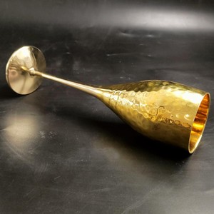 Flûte à champagne en laiton artisanale, longue tige, dorée, pour usage décoratif lors de fêtes - Product Image 2
