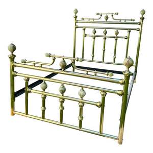 Cadre de lit en laiton décoratif conçu pour les intérieurs de chambre à coucher, avec de fins accents métalliques gravés - Product Image 1