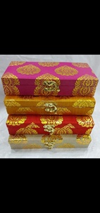 Elegantes Cajas de Regalo Tradicionales Indias con Joyería y Brocados, Cajas Decorativas Multicolores Hechas a Mano con Tela de Seda Zari Banarasi - Product Image 2