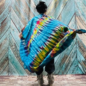 Kimono long en tissu rayonne tie-dye, style bohème, pour femme, idéal pour la plage, les vacances d'été, comme cache-maillot ou tenue de resort sexy, disponible en grandes tailles - Product Image 6