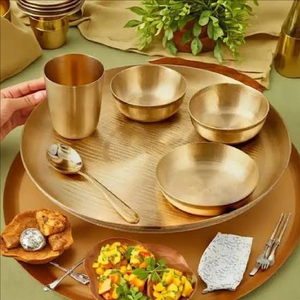 Ensemble de thali en bronze Kansa raffiné avec assiette plate lisse, trois bols assortis, un verre haut et une cuillère, à prix de gros. - Product Image 3