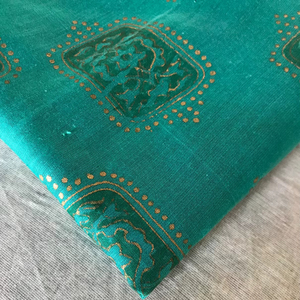 Tela de algodón estampada a mano – Buti floral verde azulado con borde de puntos |   Textiles Artesanales Indios - Product Image 1