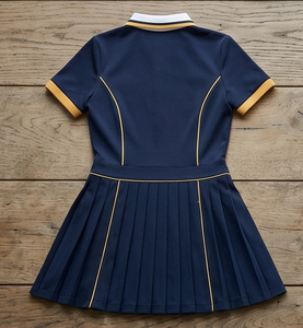 Robe de tennis bleu marine à manches courtes pour femme avec bordure dorée, jupe plissée, col chemise et boutons sur le devant, robes de netball pour femme - Product Image 2
