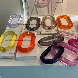 Finition lisse et polie pour plus de confort. Chaîne à maillons en résine qui soutient les tendances de bijoux audacieux et volumineux. - Product Image 3