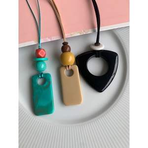 Collier en résine artisanal pour tous les jours avec un design de pendentif élégant, accessoires de mode légers en cristal avec une finition lisse - Product Image 2