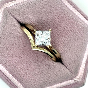 Bague de fiançailles solitaire en diamant de laboratoire taille princesse 1 carat et alliance incurvée assortie - Product Image 4
