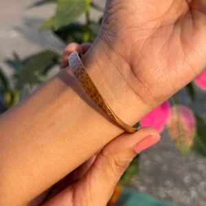 Brazalete de cobre martillado hecho a mano, ajustable, estilo bohemio, unisex. - Product Image 2