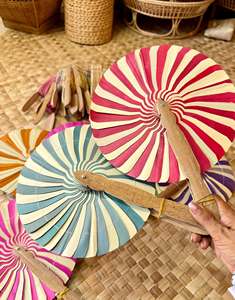 Abanico de Palma Pintado a Mano con Color Personalizado – Abanico Natural Hecho a Mano para Bodas en la Playa, Eventos Tropicales y Resorts - Product Image 5