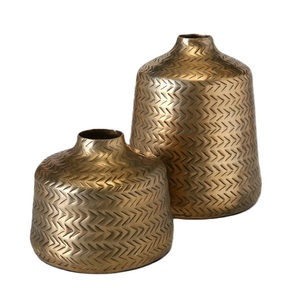 Nouvel ensemble de deux vases à fleurs au design moderne, faits à la main, au design simple, pour la décoration de la maison et des hôtels. - Product Image 4