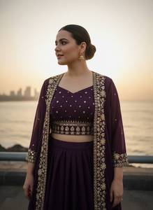 Ensemble prêt-à-porter de designer Jari, comprenant un lehenga en georgette à motifs étoiles avec broderie à sequins et un shrug en georgette à motifs étoiles, avec chemisier assorti. - Product Image 3