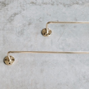 Ensemble de porte-serviettes métalliques classiques à barres doubles avec finition laiton antique pour l'organisation murale de salles de bain modernes - Product Image 3