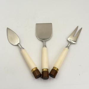 Ensemble de fromages en acier inoxydable personnalisé avec manche en bois et résine, idéal pour les événements de mariage, fabriqué en Inde - Product Image 2