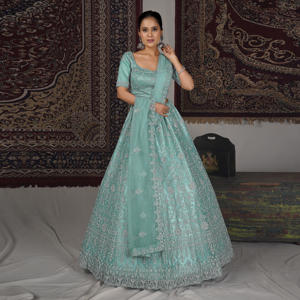 ชุดเลเฮนกาโชลีแบบดั้งเดิมระดับพรีเมียม ปักลายด้วยด้ายทั่วทั้งชุด กระโปรงทรงบานเป็นชั้นๆ เสื้อหรูหรา ผ้าคลุมไหล่บางเบา เหมาะสำหรับงานพรอมและงานแต่งงาน - Product Image 4