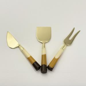 Ensemble de couteaux à fromage élégants et modernes en acier inoxydable doré avec manche en résine, compatibles lave-vaisselle, pour le petit-déjeuner et la cuisine - Product Image 5