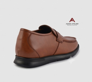Mocassins pour hommes en cuir véritable marron, à talon compensé dissimulé, bout rond, à enfiler, avec semelle intermédiaire EVA amortie et semelle extérieure en caoutchouc, pour une confort toute la journée - Product Image 2