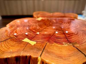 Mesa de centro de madera epoxi Golden Bloom con diseño de anillo de árbol Sunburst y borde natural, mesa de centro de cedro con diseño de flor de cedro y pétalos dorados - Product Image 5