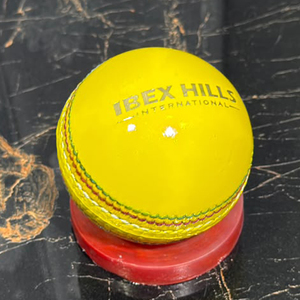 ลูกคริกเก็ตในร่ม หนังแท้ แกน PU สีเหลือง มาตรฐานสากล แพ็ค 6 ลูก IBEX HILLS - Product Image 5