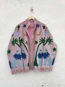 Chef-d'œuvre de la tradition et de l'élégance : Veste en velours brodée, manteau d'art populaire à motif de loup, pièce d'exception d'inspiration vintage époustouflante - Product Image 5