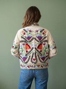 Chaqueta de Terciopelo Suzani Bordada con Flores Coloridas para Mujer, Transpirable, Tejida, con Bordado Botánico Artístico y Relleno de Algodón - Product Image 4