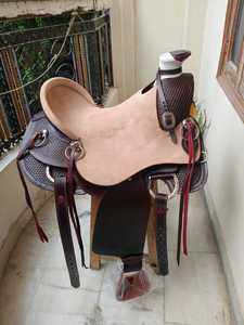 Selle de cheval en cuir occidental de qualité supérieure, véritable selle de cowboy, selle de randonnée artisanale avec siège profond et étriers en bois - Product Image 2