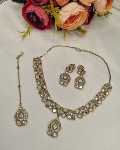 Collier contemporain en pierres précieuses Kundan avec pendentif assorti, boucles d'oreilles pendantes et MaangTikka, directement de l'usine de bijoux. - Product Image 5