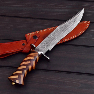 Couteau Bowie en acier Damas fait main, manche en bois avec étui en cuir, lame de chasse et de survie, couteau d'extérieur, couteau personnalisé - Product Image 3