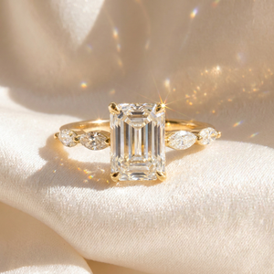 Bague en diamant de laboratoire taille émeraude VVS de haute qualité, populaire, en or jaune 18 carats, avec pierres latérales en diamant de laboratoire IGI, bijoux de mariée pour femme - Product Image 1