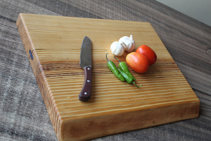 Tabla de cortar de madera de pino rústica con acabado envejecido para cocinas de estilo rústico - Product Image 3