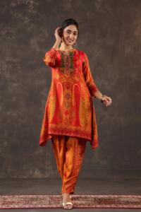 Kurti traditionnel formel simple en crêpe de soie 100% imprimé numériquement, boutonné, coupe trapèze avec ourlet sirène - Product Image 3