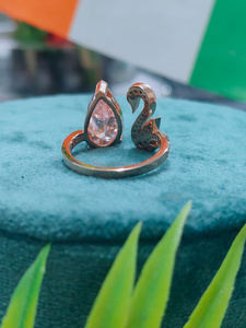 Anillo de diamantes con corte pera y piedras laterales en oro rosa, diseñado para una elegancia atemporal, un brillo suave y romántico, y un lujo gracioso. - Product Image 2