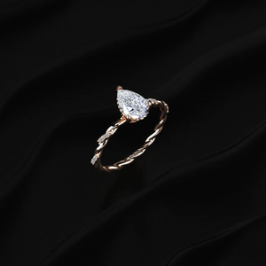 Bague de fiançailles en diamant poire certifié IGI, clarté VVS-VS, couleur D-E, avec pavé torsadé, finition impeccable, pour femme. - Product Image 2