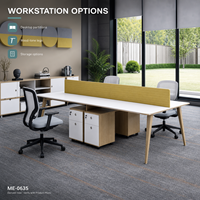 Banc de travail de bureau moderne pour 4 personnes avec dessus blanc, écran de confidentialité jaune, pieds couleur bois et rangement sous le bureau