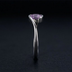Anillo de Plata de Ley 925 con Gema Cuadrada Morada, Anillo Solitario Elegante y Minimalista con Acento de Cristal Lavanda - Product Image 3