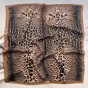 Bandana personnalisée avec logo, design tendance, imprimé floral, foulard en soie satinée pour femmes, foulards pour femmes, bandanas pour femmes - Product Image 3