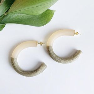 Boucles d'oreilles pour femmes en résine de luxe, motif Fée Amour, faites à la main, brillantes, modernes, avec motif MODEL, design personnalisable - Product Image 4
