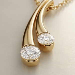 Collier pendentif à ruban avec deux pierres et diamants de laboratoire, plaqué or, style minimaliste, idéal pour les occasions festives - Product Image 1