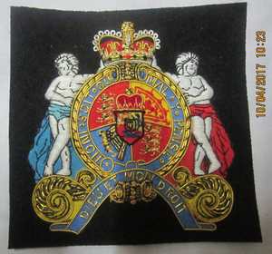 Badge de blazer brodé sur mesure en fil d'or, best-seller, avec patch fleur en velours rose foncé - Product Image 5