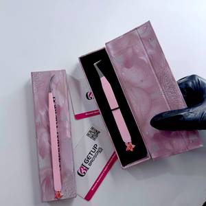 แหนบดัดขนตา GETUP BROSONS IMPEX รุ่น Precision Perfect Grip สีชมพูเคลือบผง โค้งงอ 90 องศา/โค้งยาว ลายดอกลิลลี่ สแตนเลส - Product Image 2