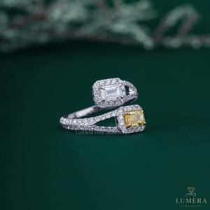 Bague de luxe 1,8 carats en or blanc 18 carats avec deux diamants jaunes taille émeraude certifiés IGI, double halo ouvert, diamant de laboratoire - Product Image 3