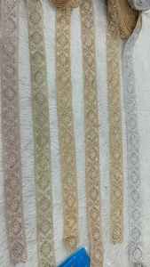 งานปักลายลูกไม้ขอบผ้าประดับคริสตัลติดแน่นด้วยมือ สำหรับผ้าซารี ผ้าดูปัตตา และชุดพิธีกรรมแบบดั้งเดิม - Product Image 2