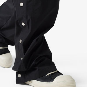 กางเกงคาร์โก้กันน้ำสีดำแบบสั่งทำสำหรับผู้ชาย |   กางเกงสตรีทแวร์ปรับได้ด้วยกระดุมด้านข้าง |   ขายส่ง OEM - Product Image 4