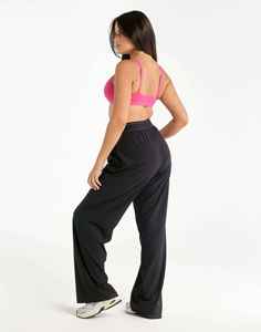 Ensemble de yoga 2 pièces X Custom pour femme : Crop top rose à bretelles en U et pantalon taille haute noir sans manches à jambes larges, respirant et uni - Product Image 3