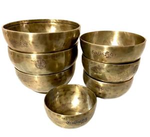 Cuenco tibetano antiguo de bronce con relieve o martillado de colores para la salud y un sonido mágico - Product Image 6