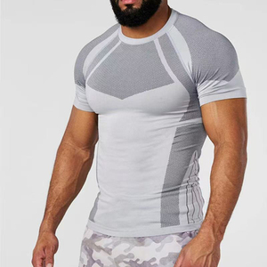 T-shirt de compression bleu à manches courtes pour homme, coupe ajustée, séchage rapide, col rond, en polyester tricoté, idéal pour l'entraînement sportif - Product Image 3