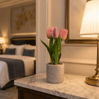 Fleurs de tulipes réalistes avec pot en TPE pour une présentation décorative moderne sur table de réception
