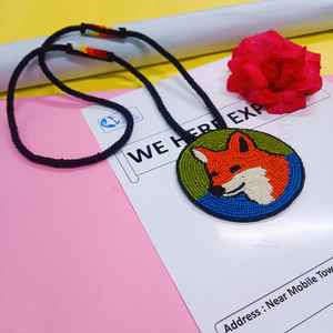 Collier pendentif renard artisanal perlé avec perles orange, blanches, noires, rouges, vertes et bleues et cordon long pour un style artistique traditionnel - Product Image 5