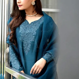 Costume pakistanais de luxe pour femmes, 3 pièces, brodé, parfait pour les occasions festives et formelles - Product Image 6