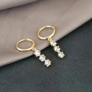 Pendientes de Oro Amarillo con Tres Diamantes Cultivados en Laboratorio - Product Image 4